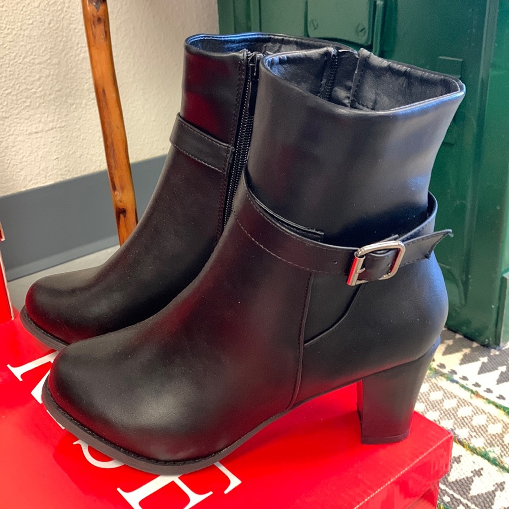 Black boot with heel